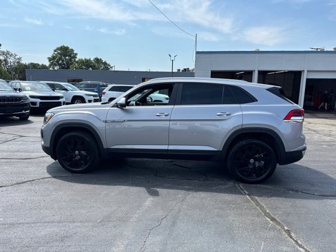 Used 2024 Volkswagen Atlas Cross Sport SE w/ Panoramic Sunroof Package image 3