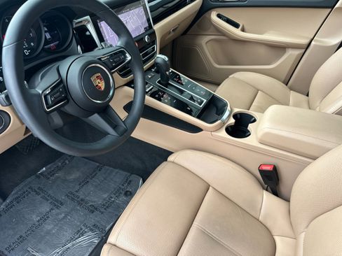 Certified 2025 Porsche Macan image 4
