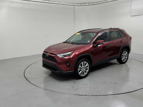 Used 2022 Toyota RAV4 XLE Premium FWD image 4