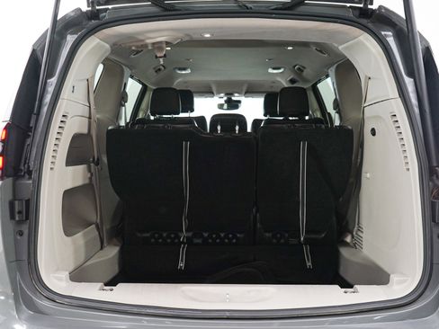 Used 2022 Chrysler Pacifica Touring-L FWD image 18