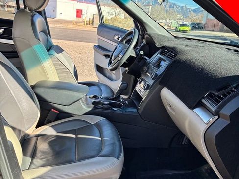 Used 2018 Ford Explorer XLT image 11