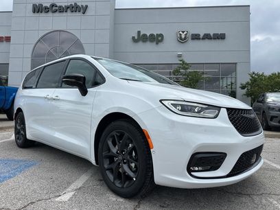 New 2026 Chrysler Pacifica Limited w/ S Appearance Package