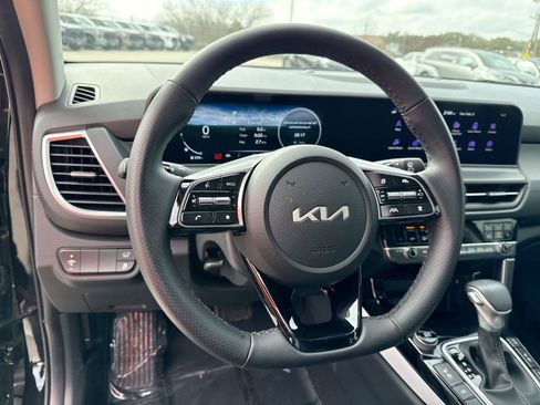 Used 2025 Kia Seltos SX w/ SX Sunroof Package image 11