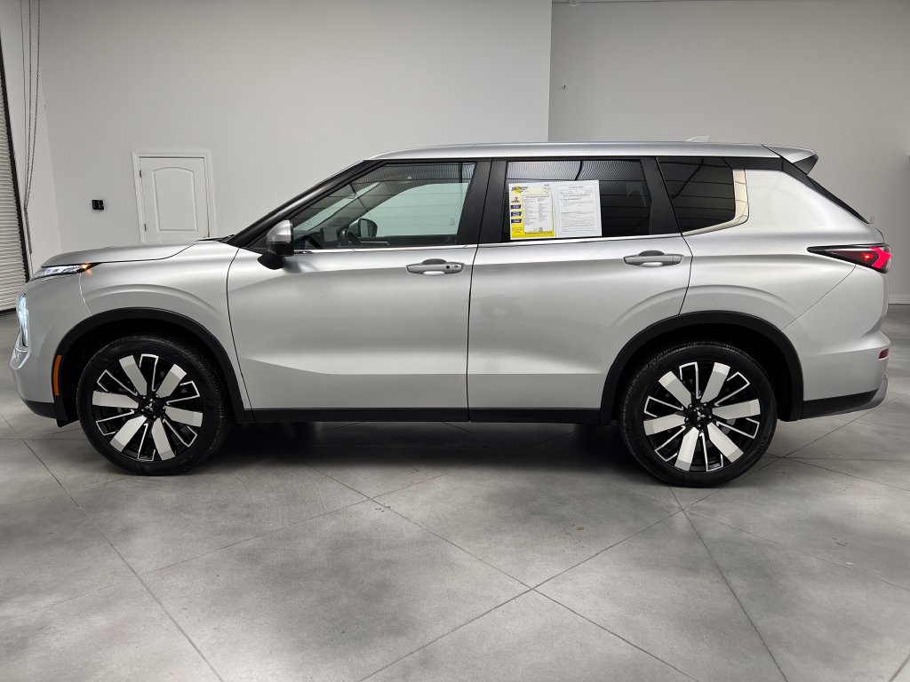 Used 2025 Mitsubishi Outlander SE FWD image 5
