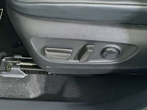 Used 2024 Toyota Highlander XLE FWD image 13