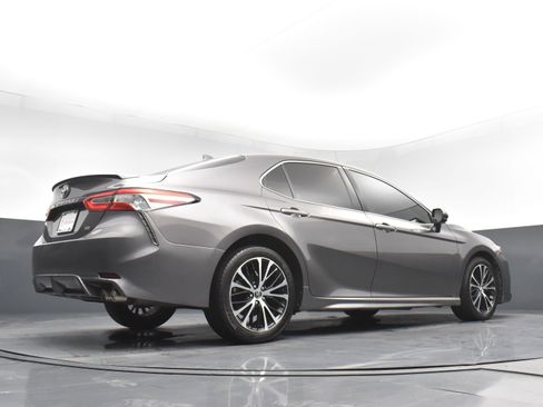 Used 2020 Toyota Camry SE w/ Carpet Mat Package image 25