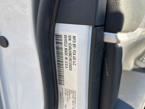 Used 2024 Jeep Grand Cherokee Limited w/ Black Appearance Package image 16