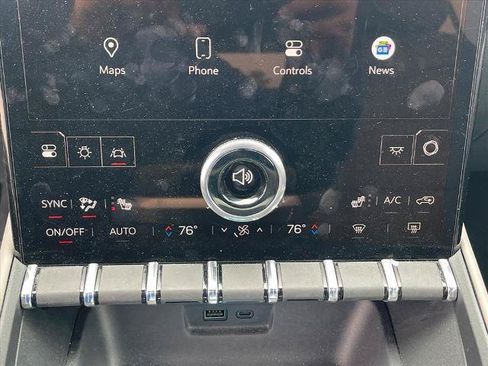 Used 2025 GMC Terrain Elevation w/ Elevation Premium Package AWD/4WD image 9