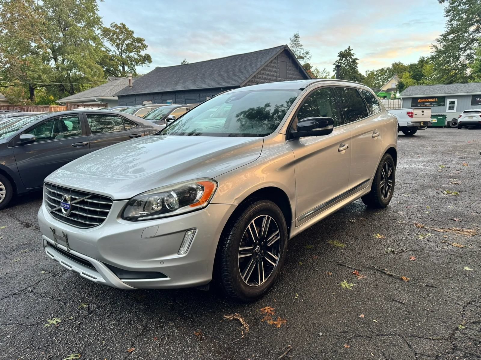 Used 2017 Volvo XC60 T5 Dynamic w/ Preferred Option Package AWD/4WD image 1