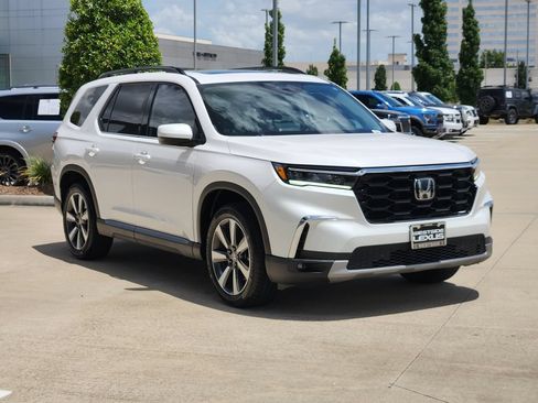 Used 2025 Honda Pilot Touring image 3
