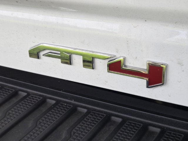 Used 2025 GMC Sierra 2500 AT4 w/ AT4 Premium Plus Package AWD/4WD image 9