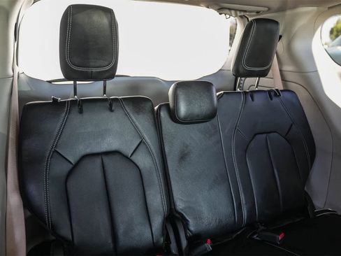 Used 2022 Chrysler Pacifica Touring-L image 14