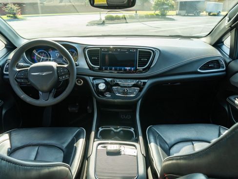 Used 2025 Chrysler Pacifica Limited FWD image 21