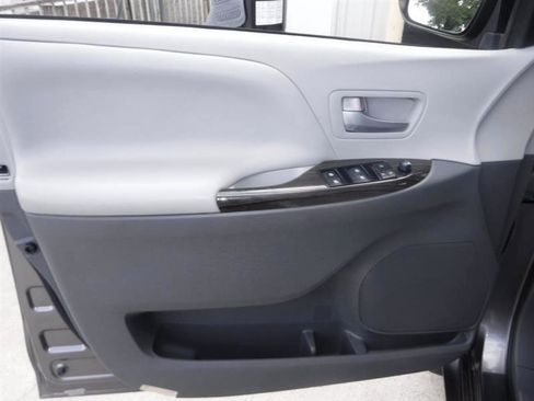 Used 2017 Toyota Sienna XLE AWD/4WD image 36