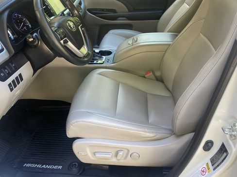 Used 2019 Toyota Highlander XLE AWD/4WD image 6