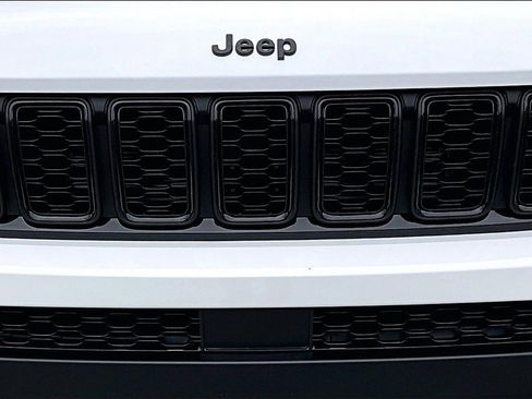 New 2025 Jeep Grand Cherokee L Altitude image 17