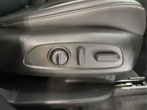 Used 2023 Chevrolet Traverse LT image 38