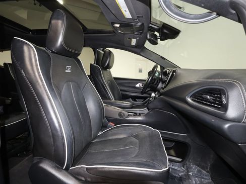Used 2022 Chrysler Pacifica Limited w/ Uconnect Theater Family Group FWD image 19