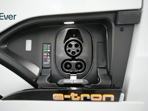 Used 2019 Audi e-tron Premium Plus image 10