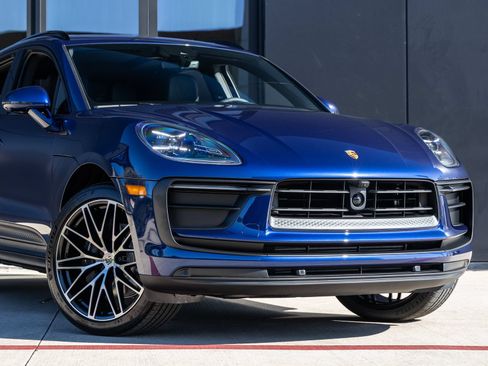 Certified 2026 Porsche Macan AWD/4WD image 9