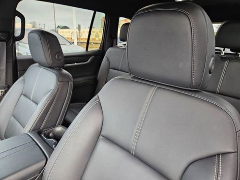 Used 2024 GMC Acadia Elevation image 11