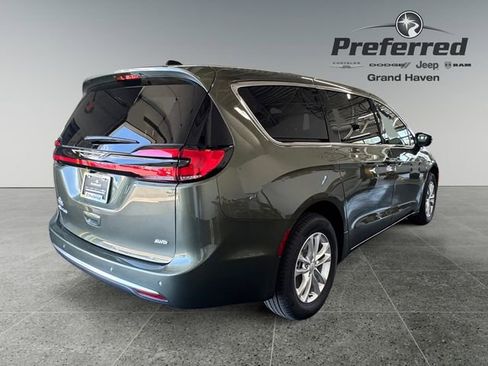 Used 2027 Chrysler Pacifica Select AWD/4WD image 21