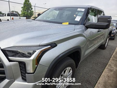 Used 2022 Toyota Tundra SR5 w/ SR5 Convenience Package AWD/4WD image 5