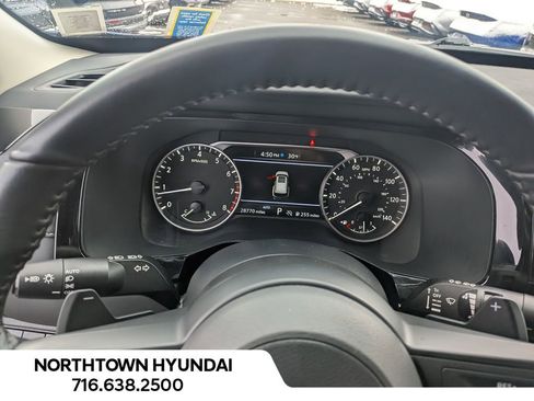 Used 2025 Nissan Pathfinder SV image 6