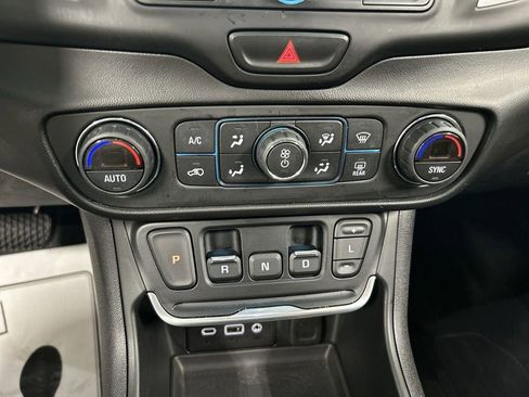 Used 2021 GMC Terrain SLE w/ Driver Convenience Package AWD/4WD image 16