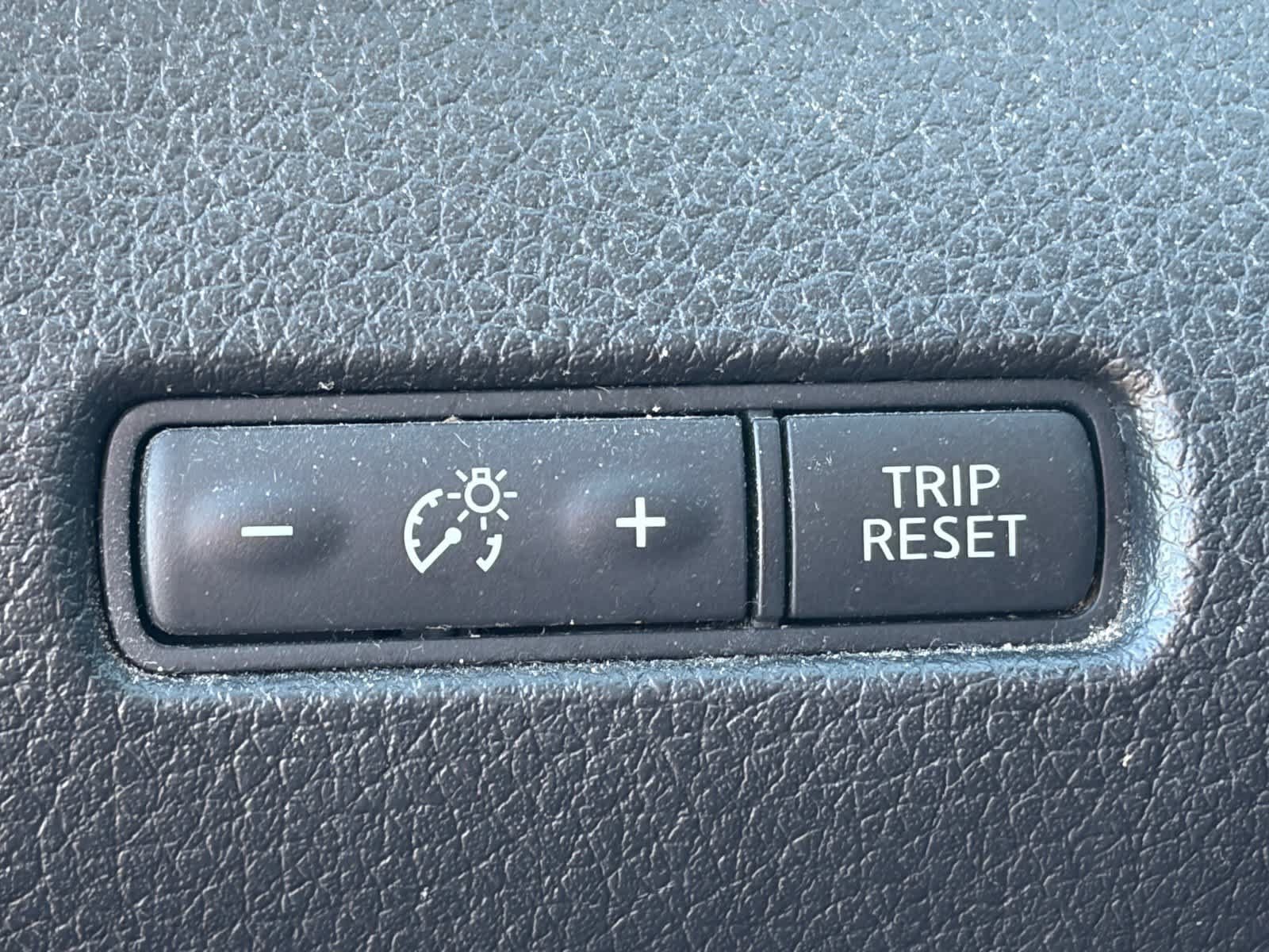 Used 2020 Nissan Rogue SV FWD image 7
