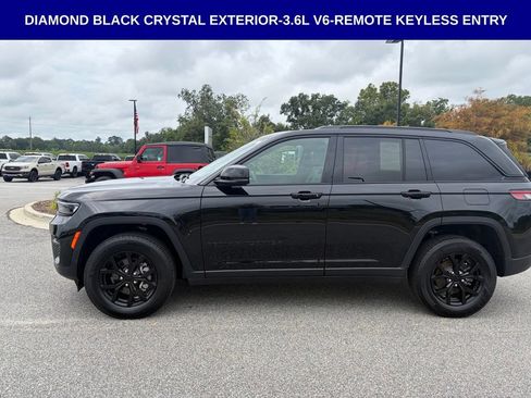 Used 2025 Jeep Grand Cherokee Altitude RWD image 6