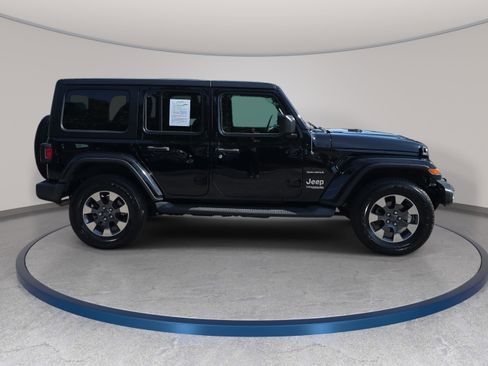 Used 2018 Jeep Wrangler Unlimited Sahara image 4