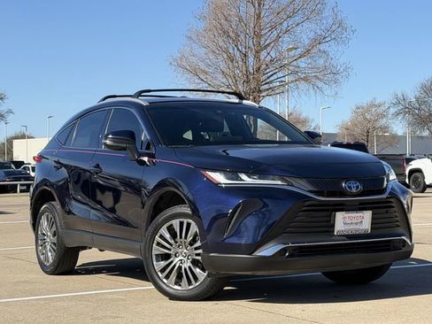 Used 2022 Toyota Venza XLE image 2