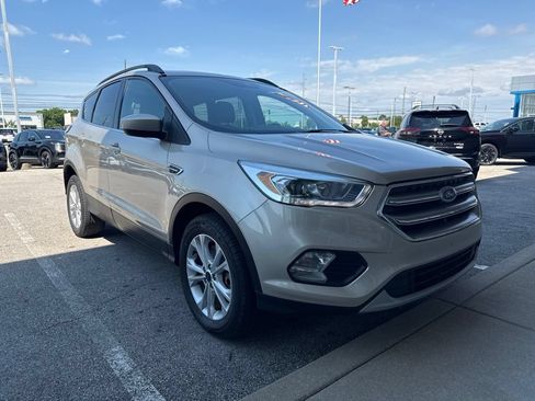 Used 2017 Ford Escape SE w/ Equipment Group 201A AWD/4WD image 2