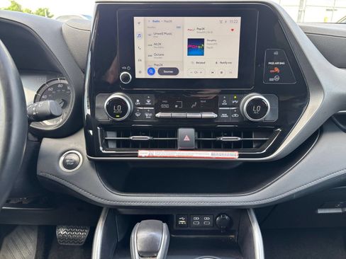 Used 2025 Toyota Highlander LE FWD image 17