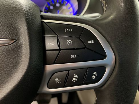 Used 2023 Chrysler Pacifica Touring-L w/ Uconnect Theater Family Group AWD/4WD image 28