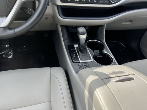 Used 2018 Toyota Highlander XLE AWD/4WD image 23