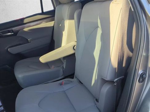 Used 2023 Toyota Highlander Platinum FWD image 23