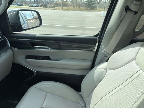 Used 2022 Jeep Wagoneer Series III w/ Premium Group I image 12