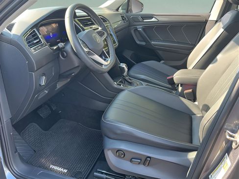 Used 2023 Volkswagen Tiguan SE w/ Panoramic Sunroof Package FWD image 19