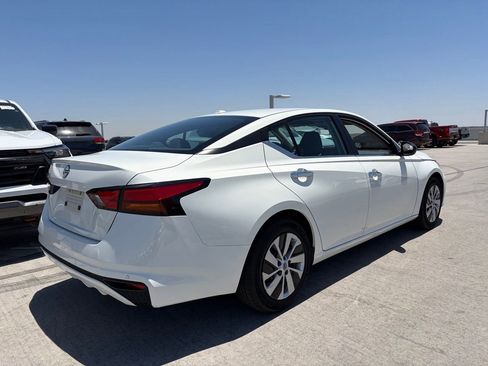 Used 2025 Nissan Altima 2.5 SV FWD image 2