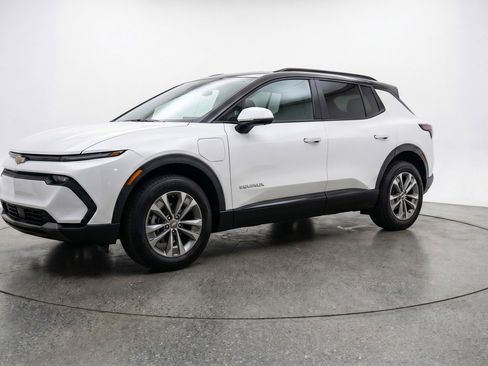 Used 2025 Chevrolet Equinox LT FWD image 3