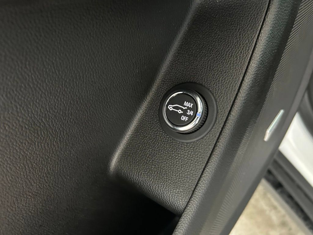 Used 2023 Chevrolet Traverse RS FWD image 41