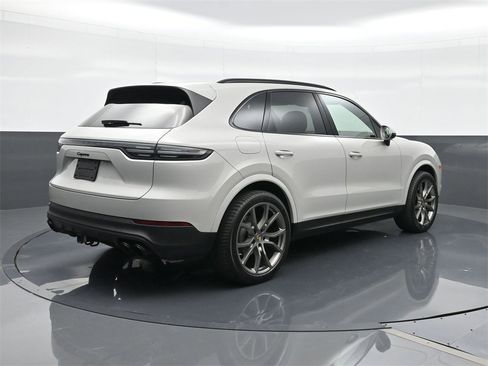 Used 2023 Porsche Cayenne Platinum Edition image 14