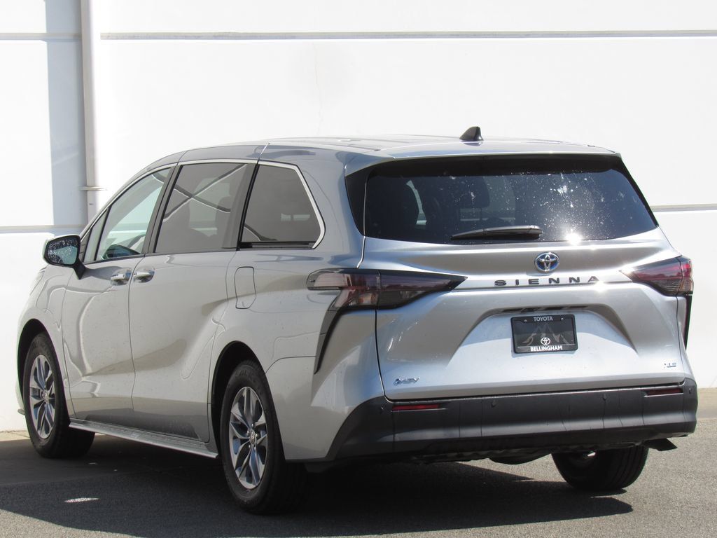 Certified 2025 Toyota Sienna XLE FWD image 5