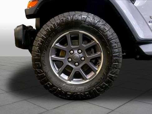 Used 2020 Jeep Gladiator Overland AWD/4WD image 11