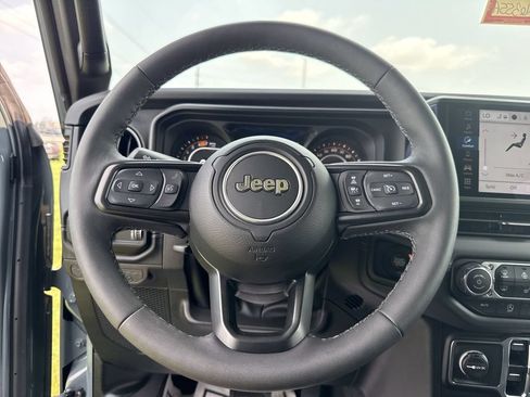 Used 2025 Jeep Wrangler Unlimited Rubicon w/ Convenience Group AWD/4WD image 23