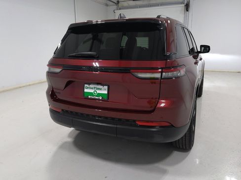 Used 2023 Jeep Grand Cherokee Altitude AWD/4WD image 7