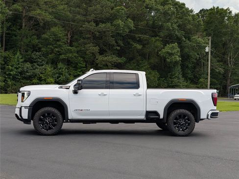Used 2024 GMC Sierra 2500 AT4 w/ Technology Package AWD/4WD image 2