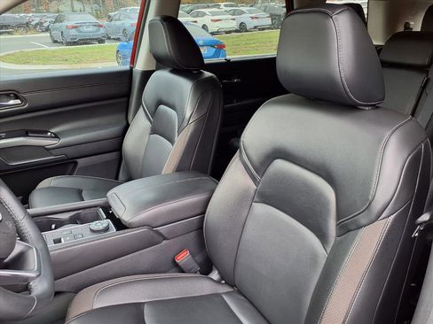 Used 2024 Nissan Pathfinder SL image 13